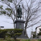 田中吉政公像水濠端を川下り乗船より撮る