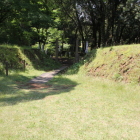 二の丸登城路虎口と左右の高土塁、門柱と