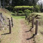 同左西橋より続き土橋、土塁虎口へ