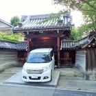 極楽寺山門前に車が駐車してます