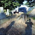 境内西側の土塁跡(自分の影が写り込んでいますがご容赦願います)