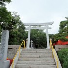建勲神社の鳥居と石碑