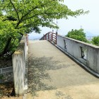 桃陵公園のメロディ時計へのアーチ橋(左側下に石垣)