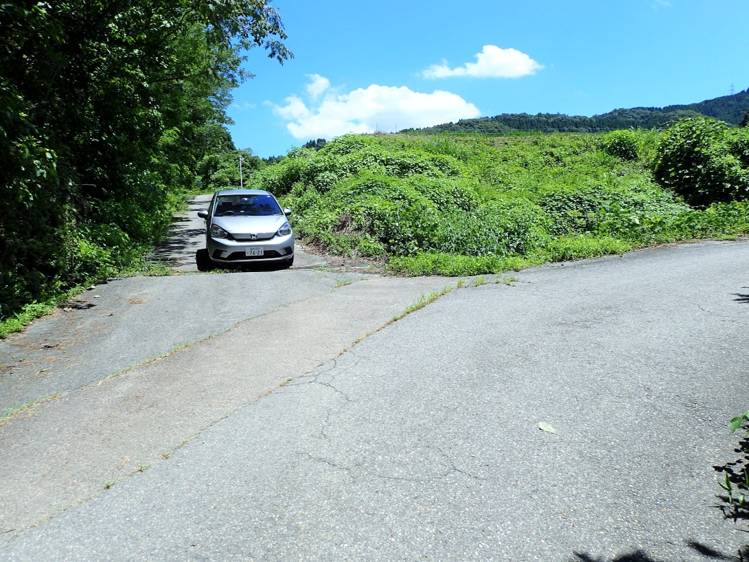 車が止まっている先は道が狭く切り返しに苦