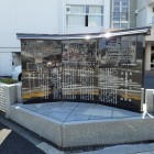 敦賀市立敦賀西小学校に間にある城跡や奉行所跡、県庁跡の由来碑