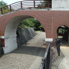 桃陵公園のメロディ時計へのアーチ橋(右側
