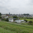本丸跡付近からの眺望・案内の図面どおりなら手前の住宅は三の丸の東端か？右奥の森が諏訪曲輪