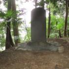 主郭？土塁上の山田右京之進 城跡碑