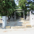 忍保川対岸の黛神社