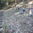 石像・句碑が並ぶ