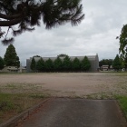常陸国府正殿跡　石岡小学校体育館前のグラウンド付近にあったようです。