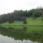 桜田濠と土塁と鉢巻腰巻石垣