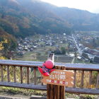 荻町城跡展望台の記念札と共に、白川郷眺望