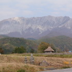 大山北壁を御机茅葺小屋・石塔・棚田越えに眺める2006_11_03