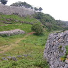 志慶真郭東城壁沿いに内部と北西城壁の眺め
