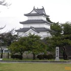 木造復元三階櫓と城名石碑