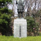 家康公の像と後ろは富士見櫓跡の石垣