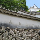 外側から将軍坂の土塀