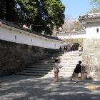 大手門桝形奥に本丸土塀