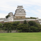 人影のない三の丸広場と天守閣群