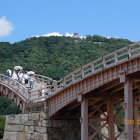 錦帯橋越しに岩国城天守閣を眺めるビュースポット