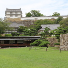 下山里曲輪下より心柱展示小屋と西の丸の眺め