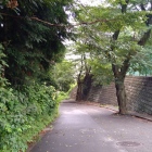 中学校と三嶋神社の間の道路も堀跡か