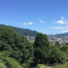 左の山は上原城、右側の小さい山が富士山