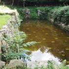 石垣で囲われた大池