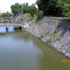 横櫓跡から南側の城塁、内堀、参拝橋を見る
