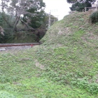 主郭高土塁を飯田線で開削左奥に続きの土塁が残ってる