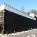 鍛冶曲輪東側の高石垣と土塀