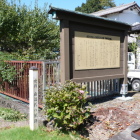 南部氏館跡井戸跡の前に解説板と標柱