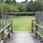 柵列の有る大手門跡を木橋より見る
