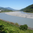 南部氏館跡東の富士川と遠くに中部横断道架設橋