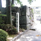 欄干橋から内部へ高麗門跡石垣