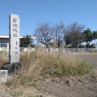 田んぼの脇、道路沿いに石碑