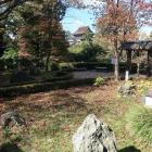 吉水神社中庭越しに金峯山寺蔵王堂を望む。右手は後醍醐天皇ゆかりの北闕門