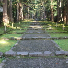 鬱蒼幽玄な参道左右に石垣塀と坊院跡の数々