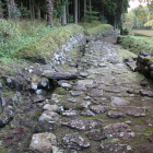 復元の土塀と門の西側の様子