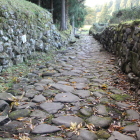 復元の土塀と門の西側石畳通路と左右石垣塀
