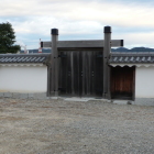 二の丸庭園冠木門開場まで閉まってる