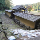 南谷発掘地復元の土塀と門