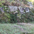 同左の帯曲輪東側の巨石石垣