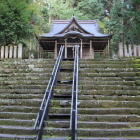 本社と基壇への石段