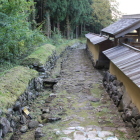 南谷発掘地の石畳通路と石垣塀と土塀