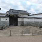 本丸門開場まで閉まってる