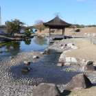二之丸庭園上流部東屋と池・玉石敷き