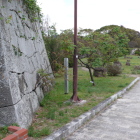 潮見櫓台から北方の東側石垣と散歩道
