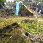 主郭には矢穴のある石が転がっている